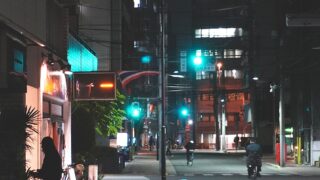 光が死んだ夏の山岸朝子とは