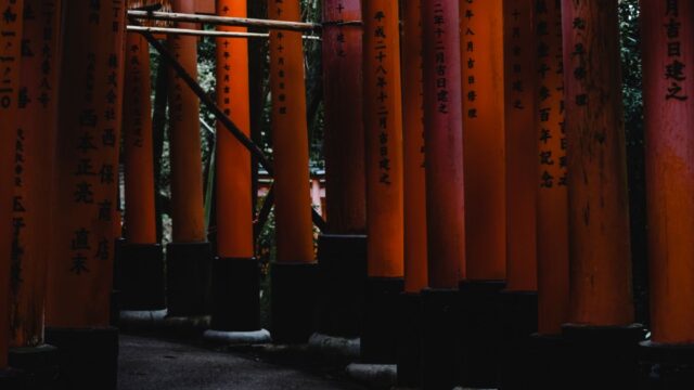 胡蝶しのぶの指文字の意味は「吸うな」